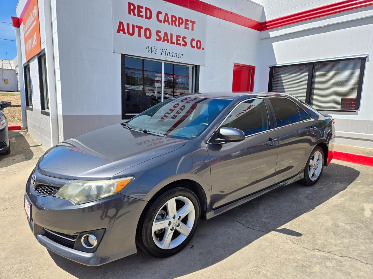 2014 GRAY Toyota Camry SE (4T1BF1FK7EU) with an 2.5L L4 DOHC 16V engine, 6-Speed Automatic transmission, located at 503 West Court, Seguin, TX, 78155, (830) 379-3373, 29.568621, -97.969803 - Photo#0